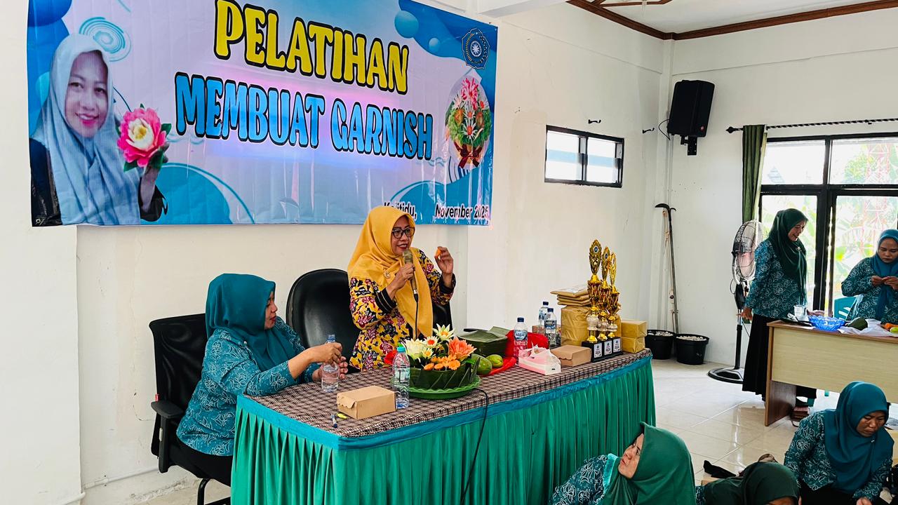 Pelatihan Pembuatan Garnish Dalam Rangka Meningkatkan Kreativitas dan Ketrampilan Anggota PKK